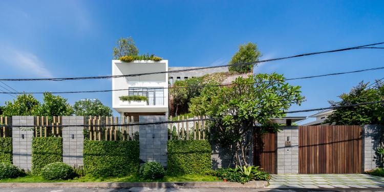 mặt tiền căn biệt thự sang trọng khi nhìn từ bên ngoài