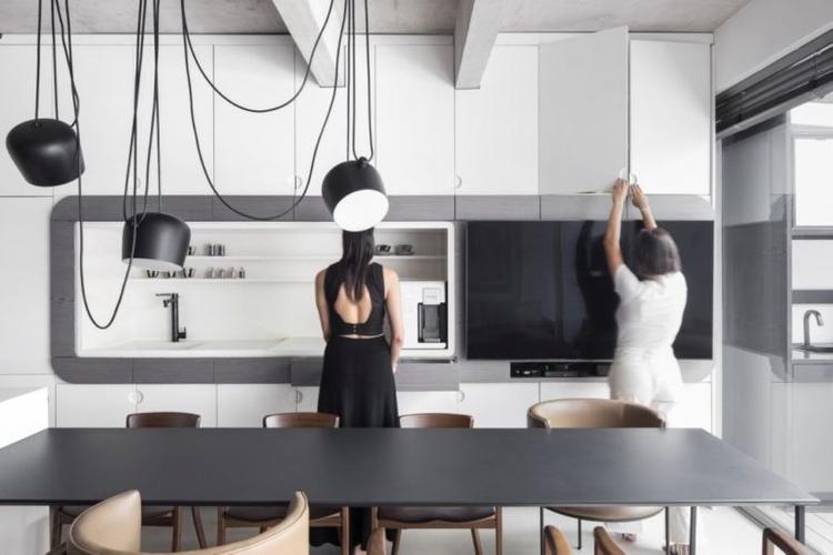 hai người phụ nữ đứng trong căn bếp màu đen trắng