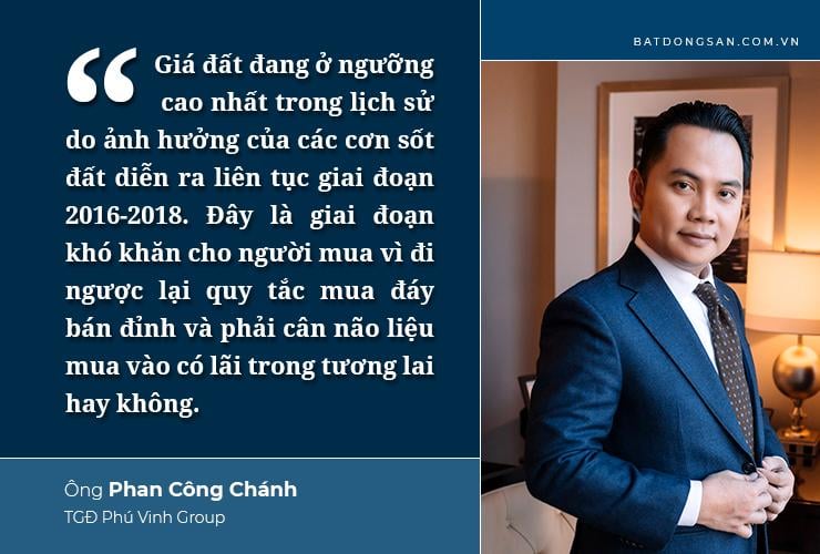 Ảnh nền màu xanh, một bên là những dòng chữ màu trắng, một bên là chân dung một người đàn ông mặc vest màu xanh.