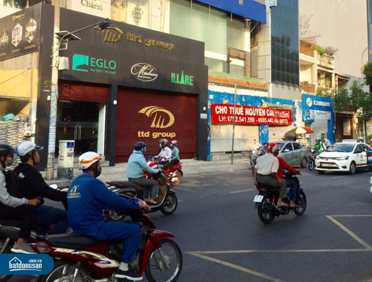 Bảng chào thuê mặt bằng kinh doanh nhà phố cạnh một con đường nhiều xe cộ đi lại.