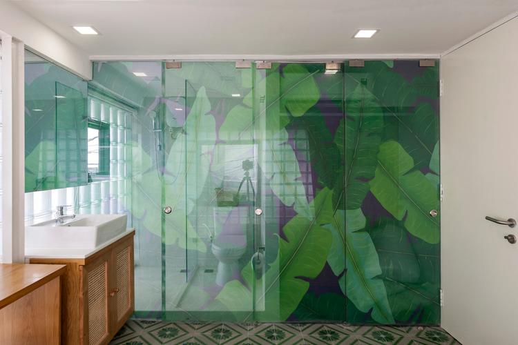 vách kính in hình lá chuối