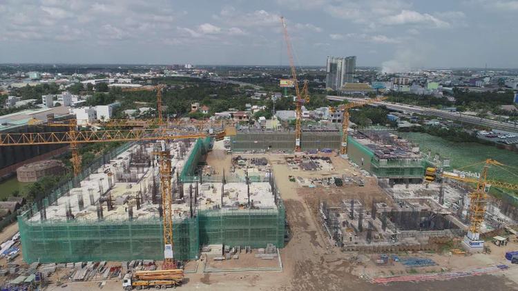 Công trường dự án bất động sản đang triển khai dang dở.