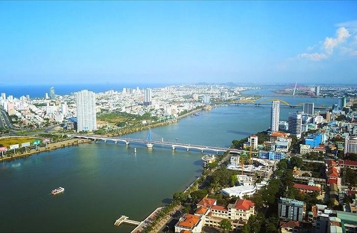 TP. Đà Nẵng nhìn từ trên cao có nhiều nhà ở nằm hai bên sông Hàn