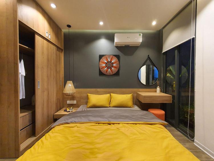 phòng ngủ với gam màu vàng, xám