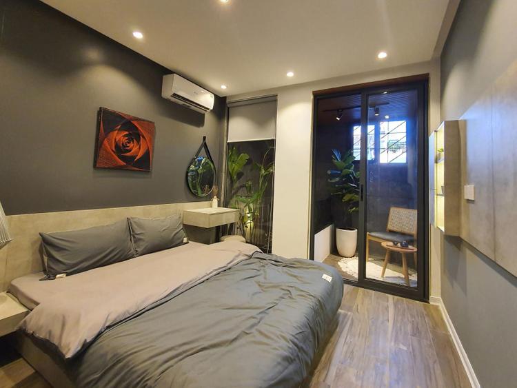 phòng ngủ với gam màu xám chủ đạo