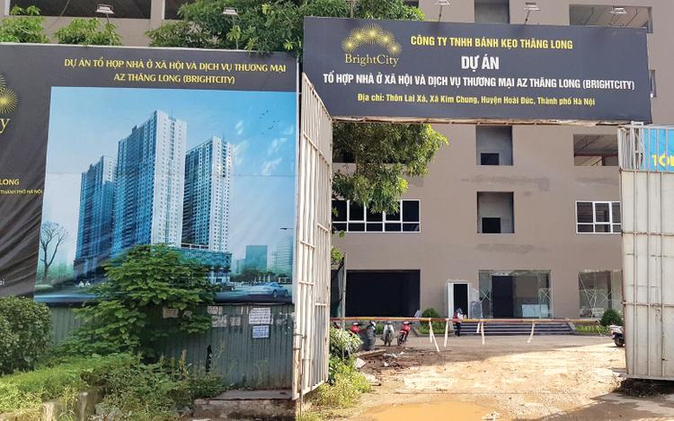 lối vào một dự án nhà ở đang xây dựng
