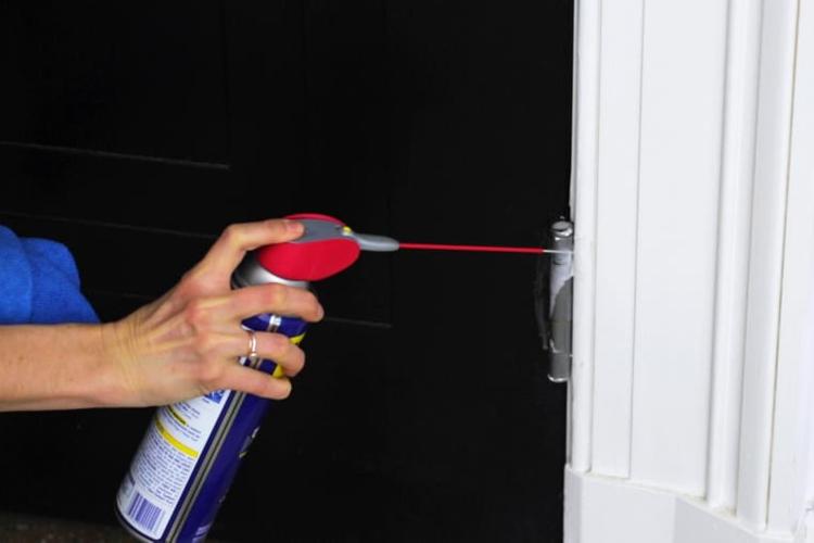 phun dầu bôi trơn chống rỉ sét