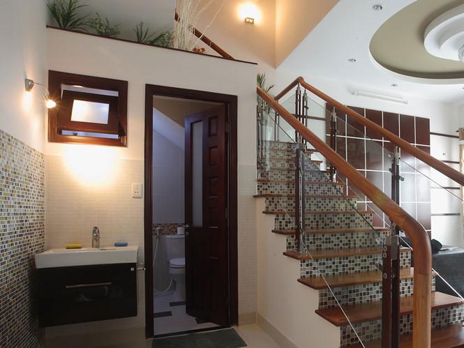 bố trí khu vệ sinh dưới gầm cầu thang