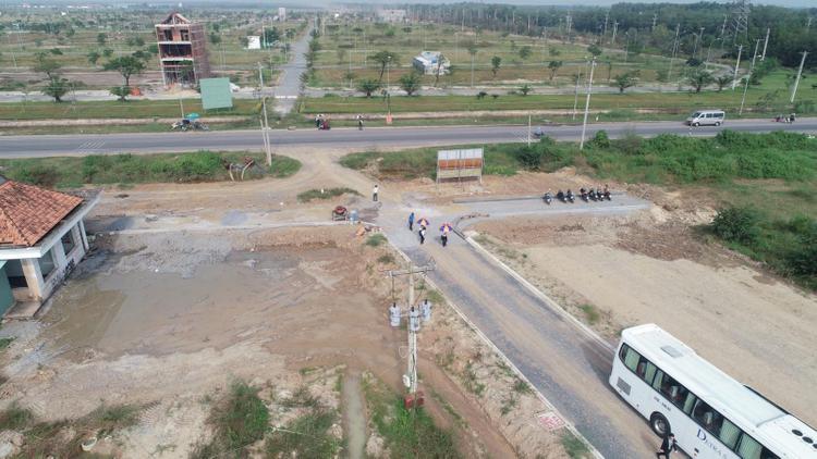 khu đất nền phân lô nằm ven đường đi