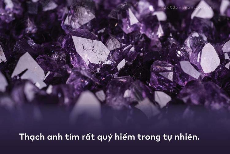 Khối đá thạch anh tím.