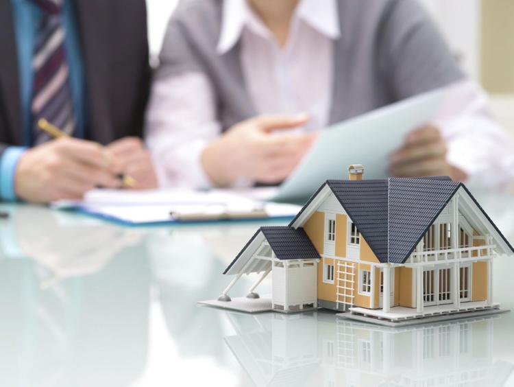 Hai người đang thực hiện mua nhà qua vi bằng.