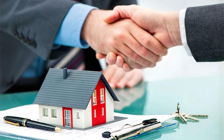 Bắt tay nhau ký hợp đồng mua bán nhà đất