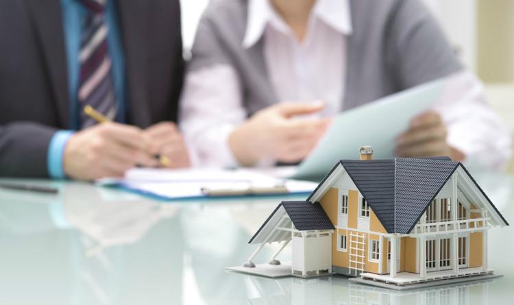 2 người đang làm thủ tục đặt cọc thuê nhà