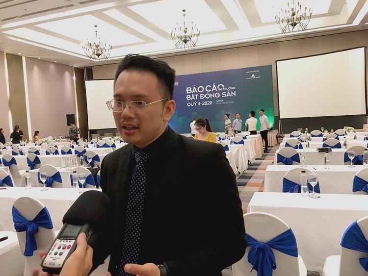 Ông Nguyễn Quốc Anh trả lời báo chí tại buổi công bố báo cáo thị trường quý 2.