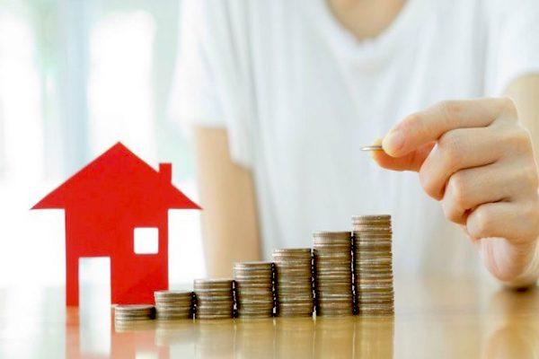 bàn tay đang xếp các đồng tiền xu thành nhiều chồng