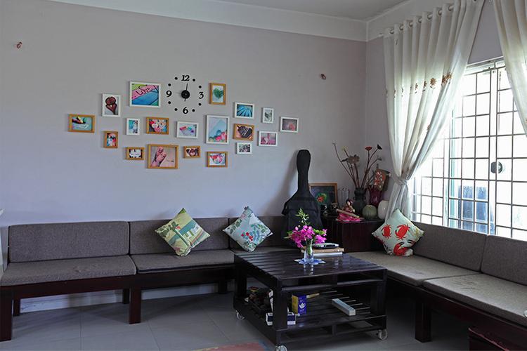 Phòng khách có cửa sổ lớn để lấy ánh sáng tự nhiên