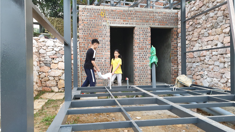 Cả gia đình tham gia vào việc xây dựng ngôi nhà