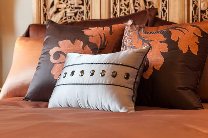 Không nên để quá nhiều gối trên giường