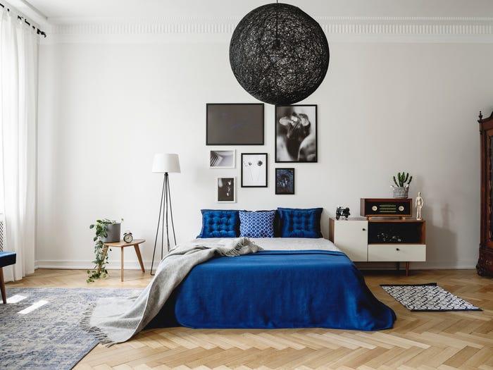 Quá nhiều đồ trang trí khiến phòng ngủ bị rối