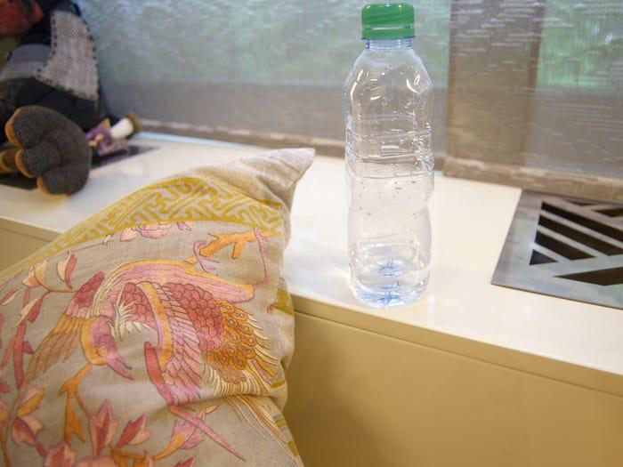 Ăn uống trong phòng ngủ là thói quen gây mất vệ sinh