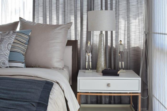 Nên hạn chế bày đồ đạc lên tủ đầu giường