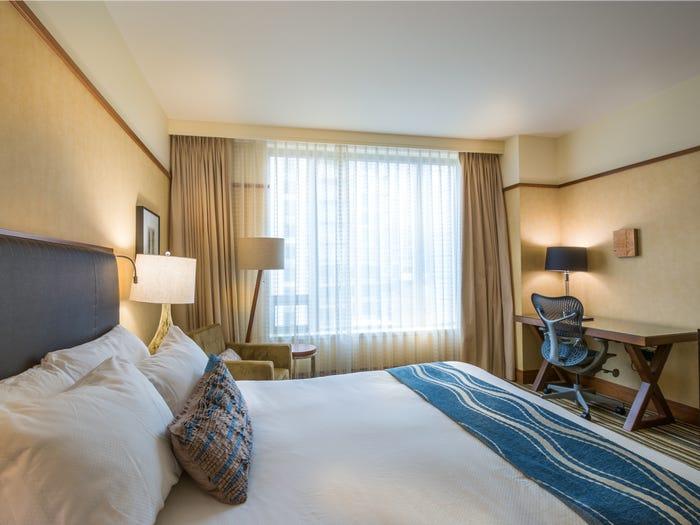 Bàn làm việc trong phòng ngủ dễ tạo áp lực khiến bạn căng thẳng