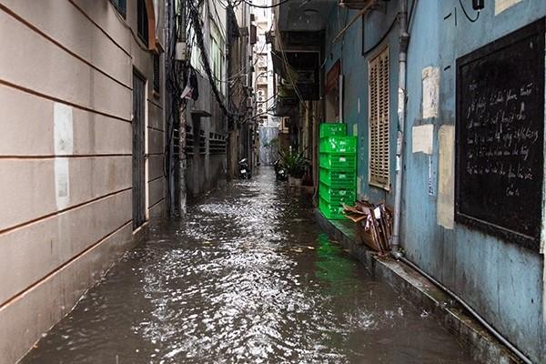 hẻm nhỏ ngập nước