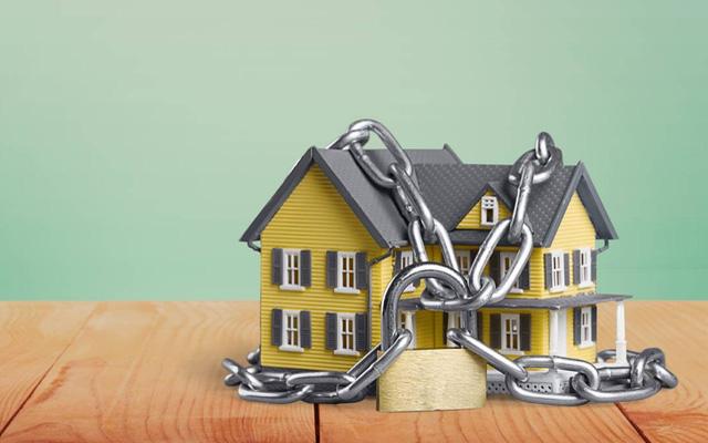 ngôi nhà đang bị quây lại bằng sợi dây xích