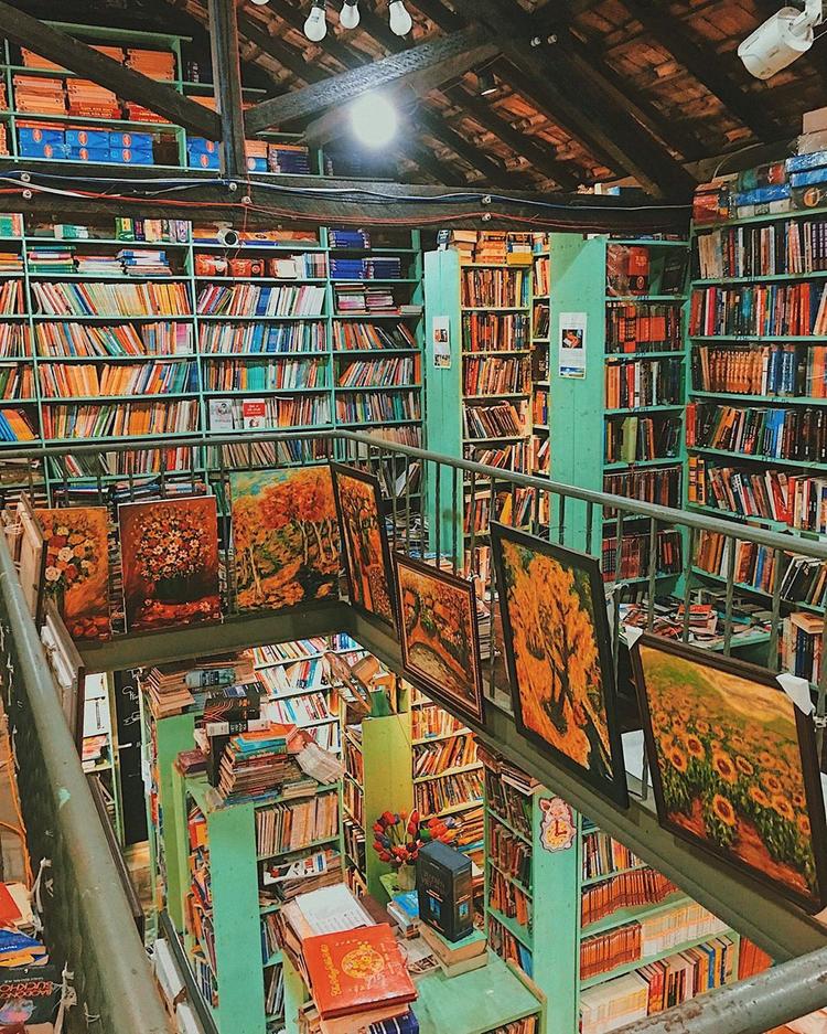 Sách được xếp kín từ sàn lên đến tận mái 