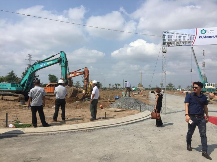 Khách hàng xem dự án đang triển khai.