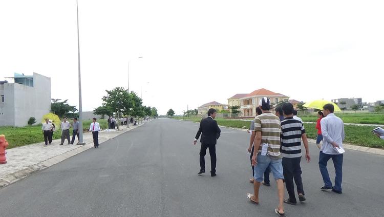 Đám đông nhà đầu tư đi xem đất