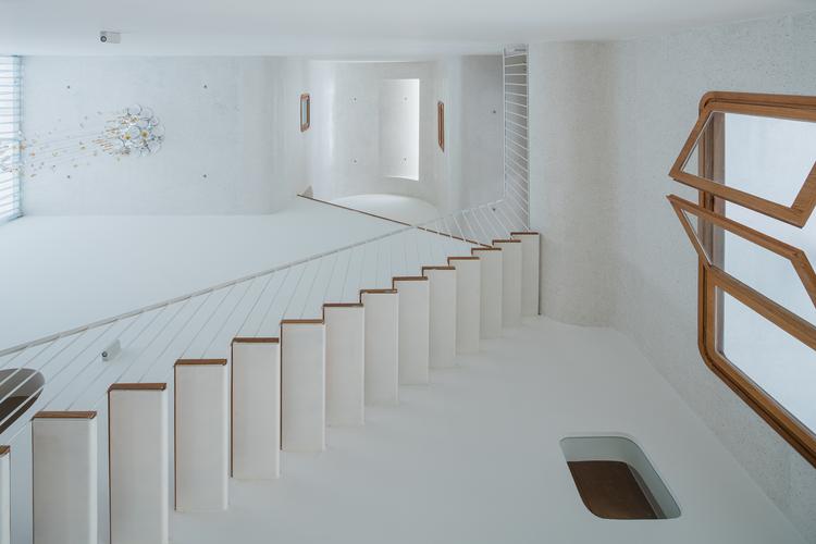 Cầu thang góc chụp từ dưới lên