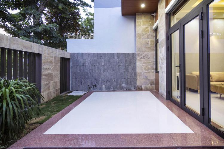 Khoảng sân nhỏ trước nhà có thể làm sân chơi cho trẻ nhỏ hoặc để xe.