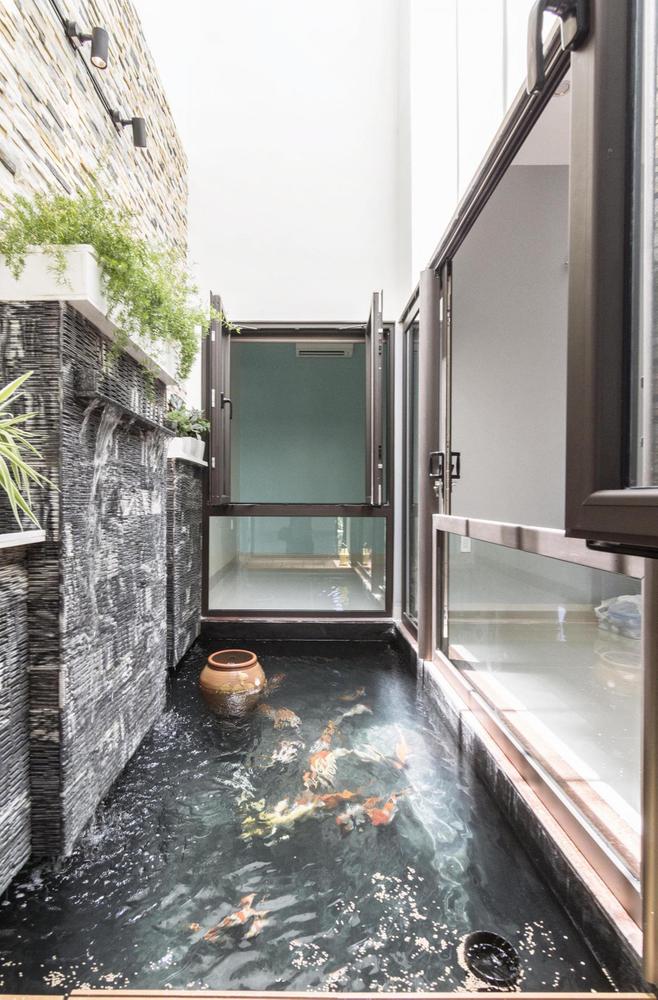 Khu vực hồ cá được quây kính để đảm bảo an toàn cho trẻ nhỏ