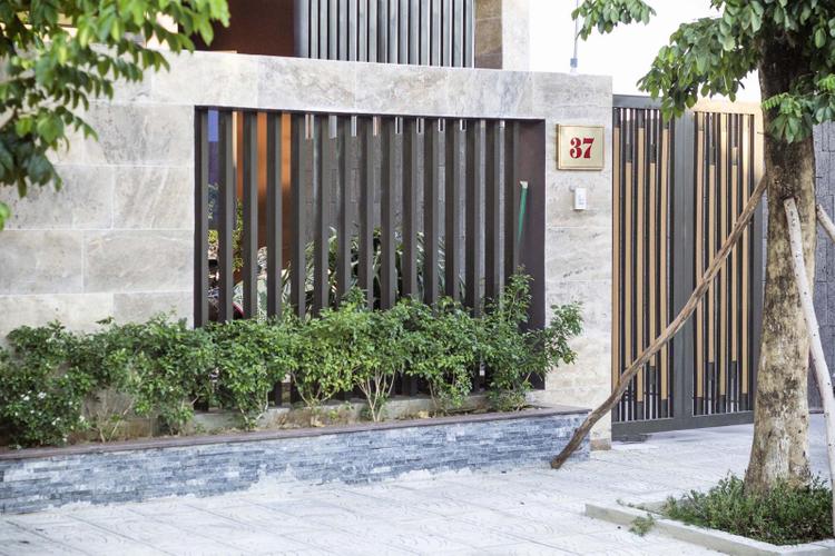 Hàng cây cảnh nhỏ trước nhà cũng góp phần giảm bức xạ nhiệt và tô điểm không gian.