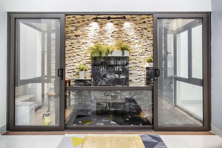 Từ phòng khách, bếp hay phòng ngủ đều có thể nhìn ra khu vực tiểu cảnh, hồ cá này.