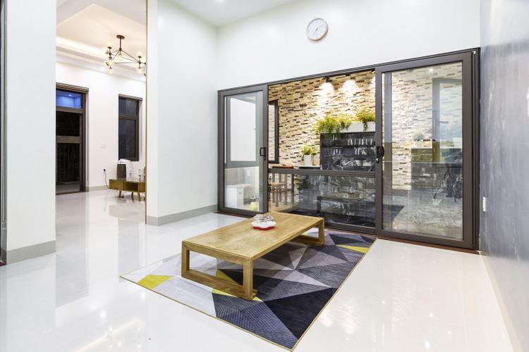 Bàn ăn bệt đặt cạnh hồ cá