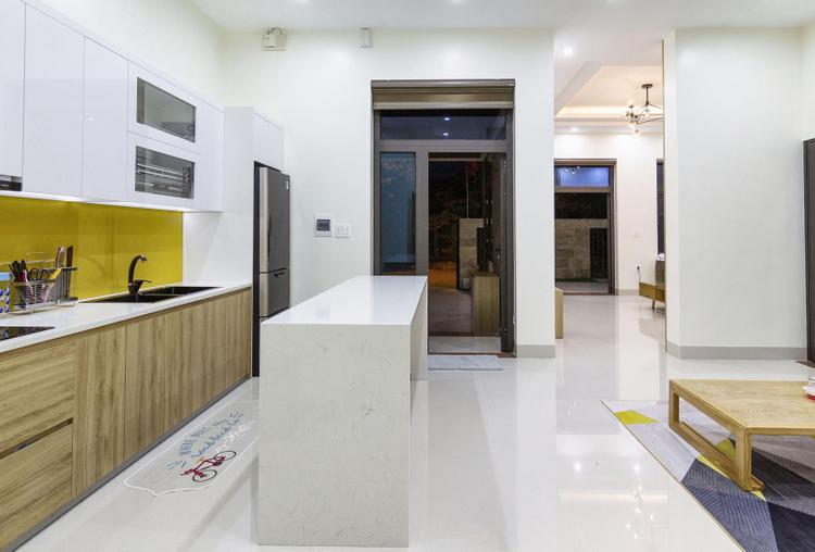 Phòng bếp kết hợp phòng ăn với tông màu sáng chủ đạo.