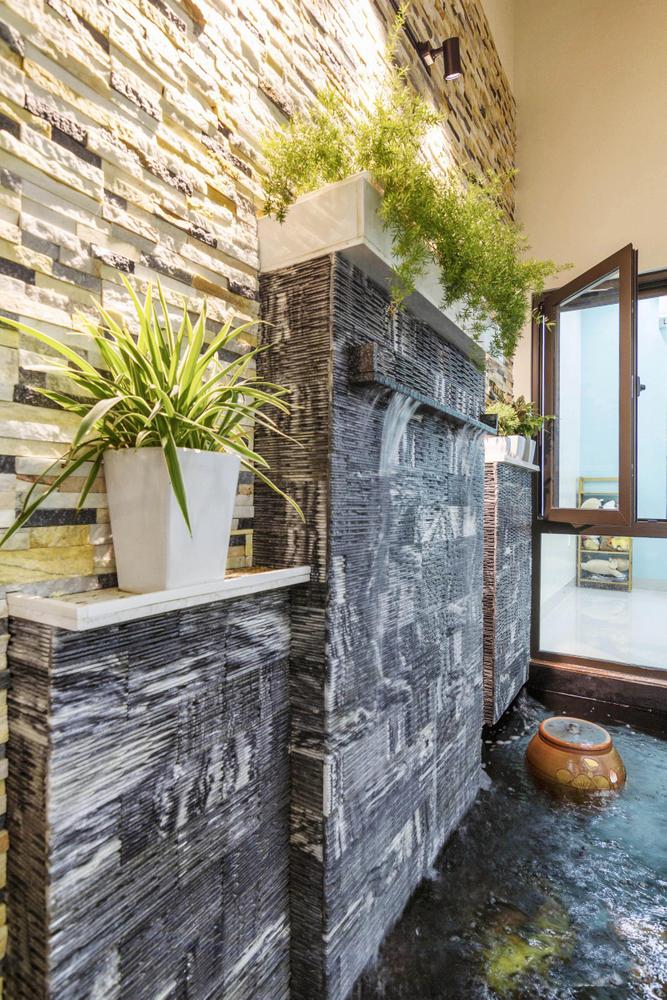 Giếng trời kết hợp tiểu cảnh và hồ cá Koi