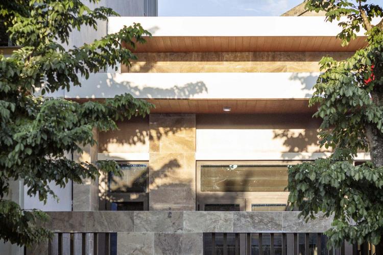 Để chắn bớt nắng chiều, kiến trúc sư bố trí trồng cây cao trước nhà.