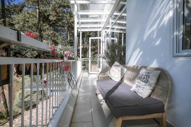 Ban công nhìn ra đồi thông Đà Lạt