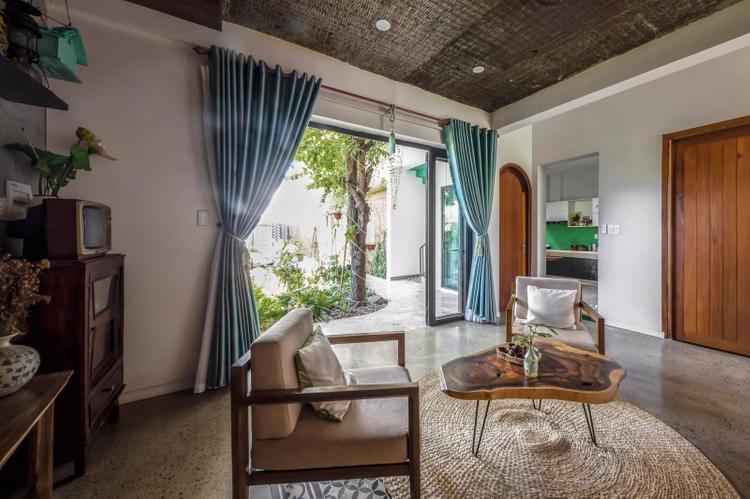 Những khung cửa kích thước lớn ở phòng khách và phòng bếp vừa lấy sáng tự nhiên, vừa tăng cường sự kết nối với thiên nhiên bên ngoài.