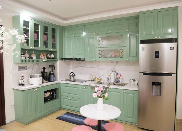 Căn bếp màu xanh bạc hà lạ mắt là "điểm cộng" lớn nhất của căn hộ 