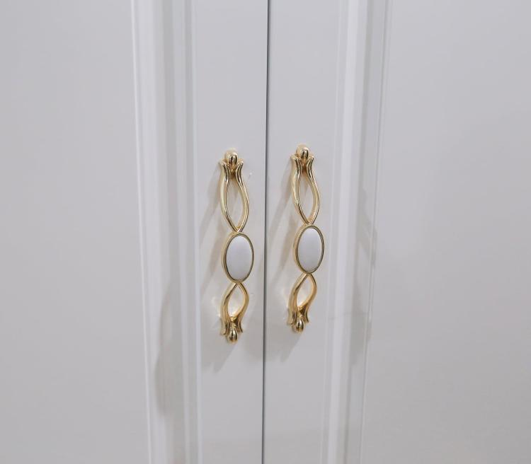 Tủ đựng quần áo kiểu Tân cổ điển màu trắng trang nhã.