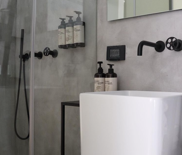 Sắp xếp đồ dùng phòng tắm ngăn nắp