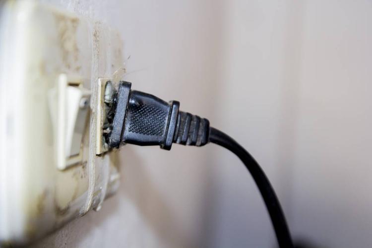 6 dấu hiệu cảnh báo sự cố điện trong nhà cần khắc phục ngay lập tức