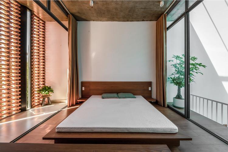 bóng nắng đổ trên tường hành lang