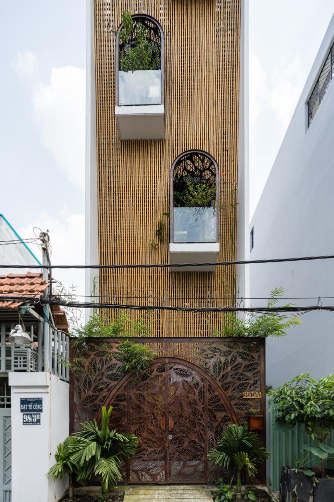 tấm mành tre chạy dọc mặt tiền nhà