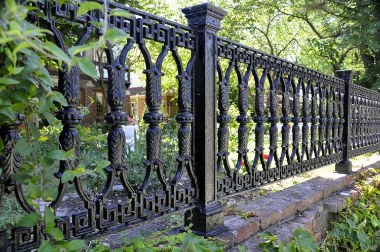 Hàng rào sắt có hoa văn đẹp