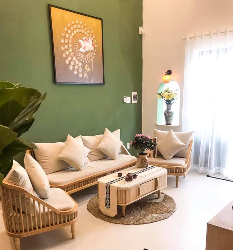 Không gian phòng khách được thiết kế khá đơn giản, không cầu kỳ mà vẫn tinh tế